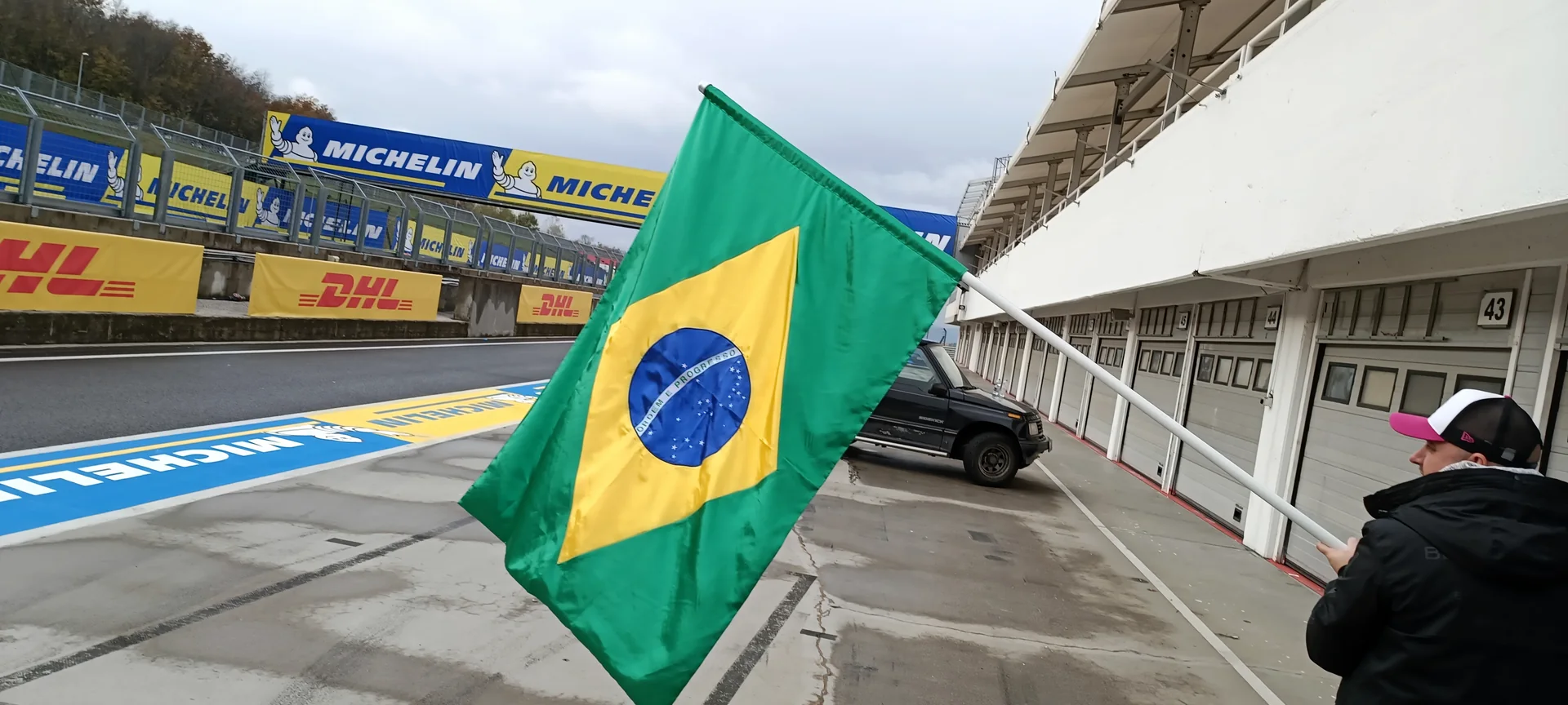 A Gran Turismo forgatásához készült brazil zászló a versenypályán, oldalnézetből.