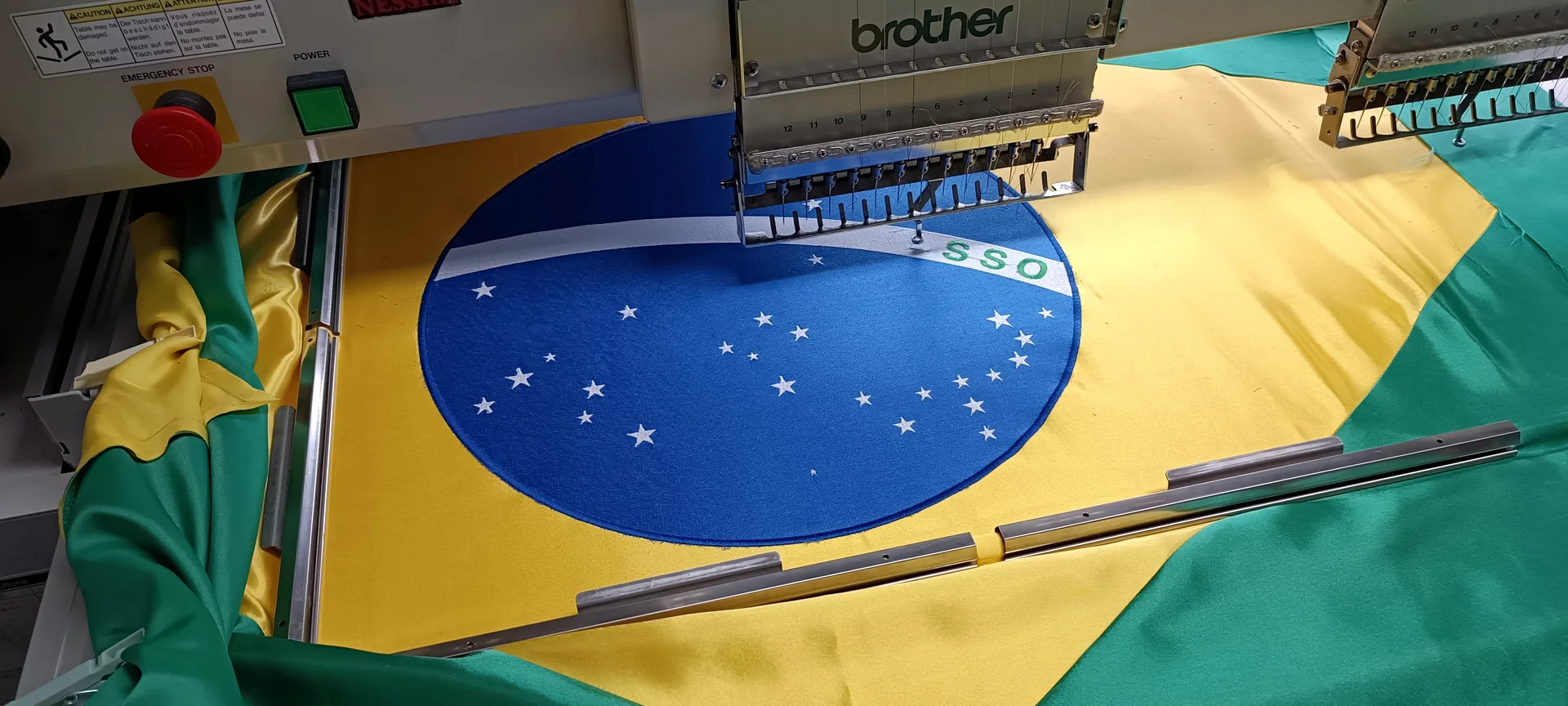 A brazil zászló kék központi motívuma hímzés közben Brother gépen.
