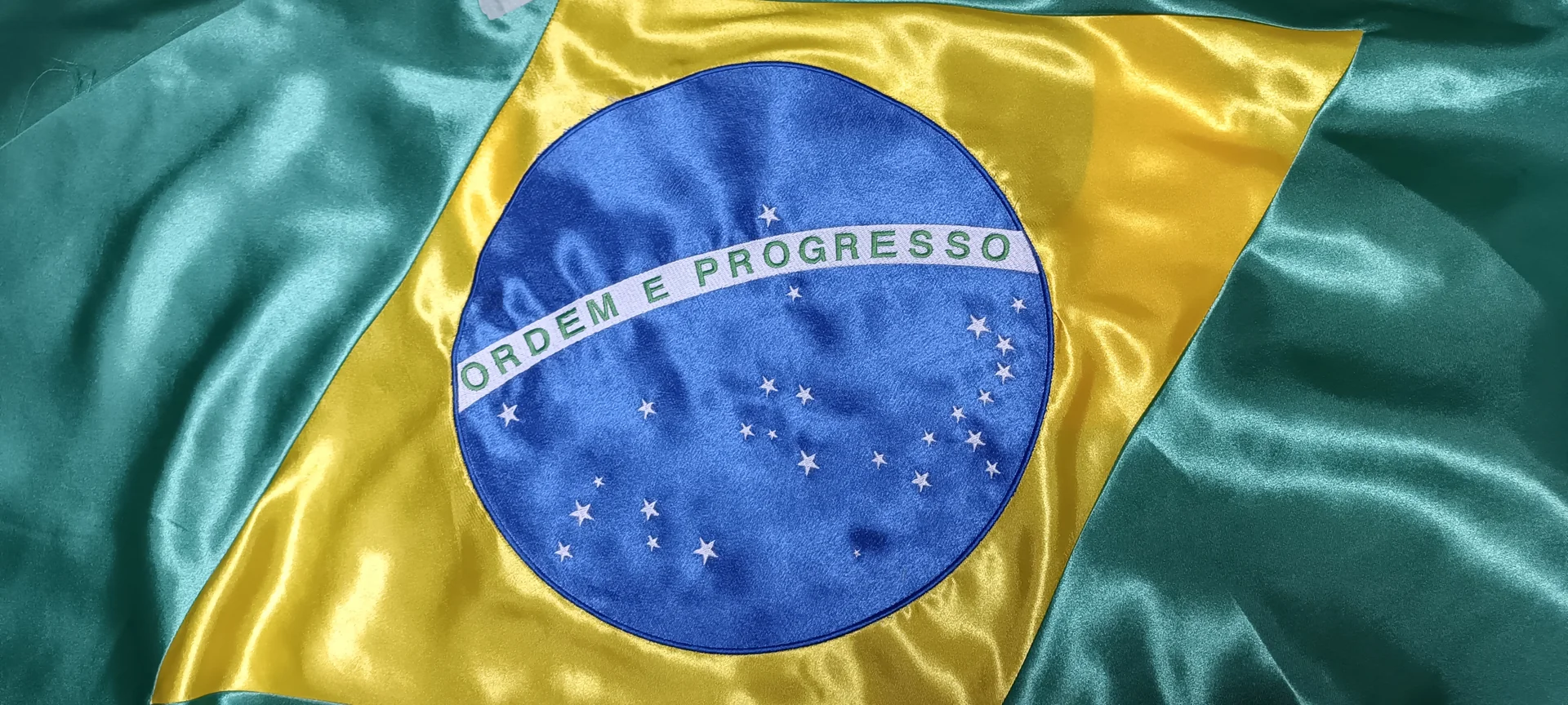 A brazil zászló elkészült, részletgazdag központi hímzése.
