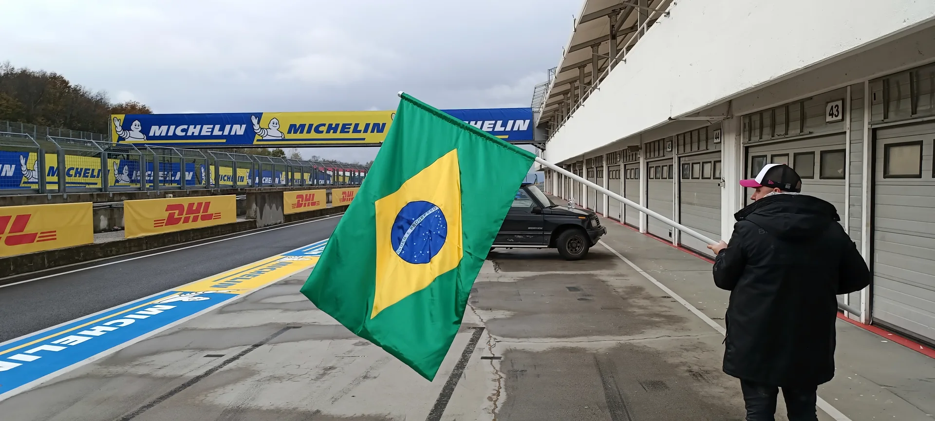 A Gran Turismo forgatásához készített hímzett brazil zászló a versenypályán.