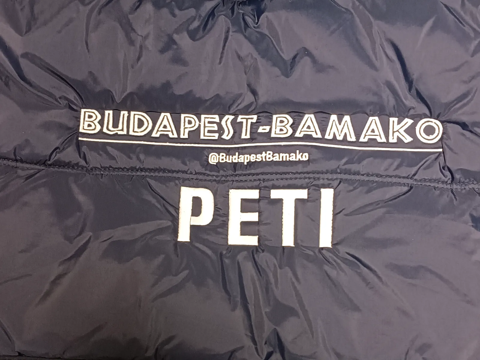 Budapest–Bamako hímzés kék bélelt mellény hátán.