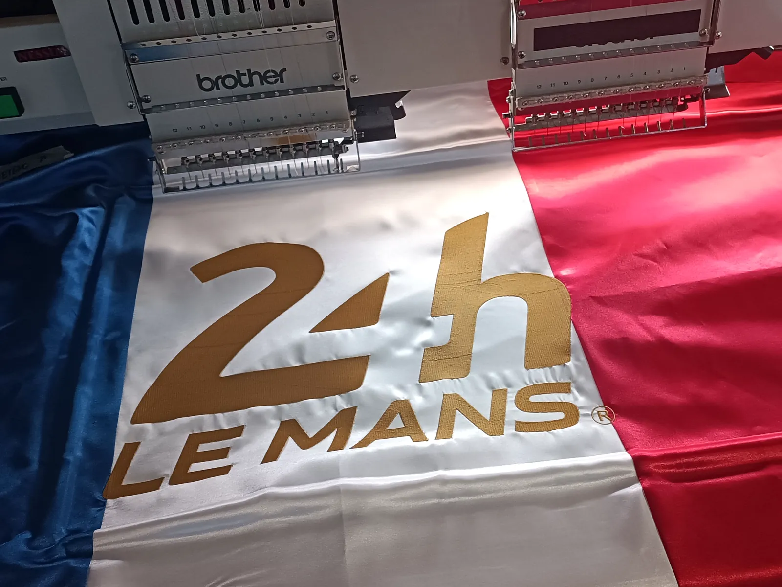 24h Le Mans feliratú francia zászló hímzése többfejes ipari hímzőgépen.