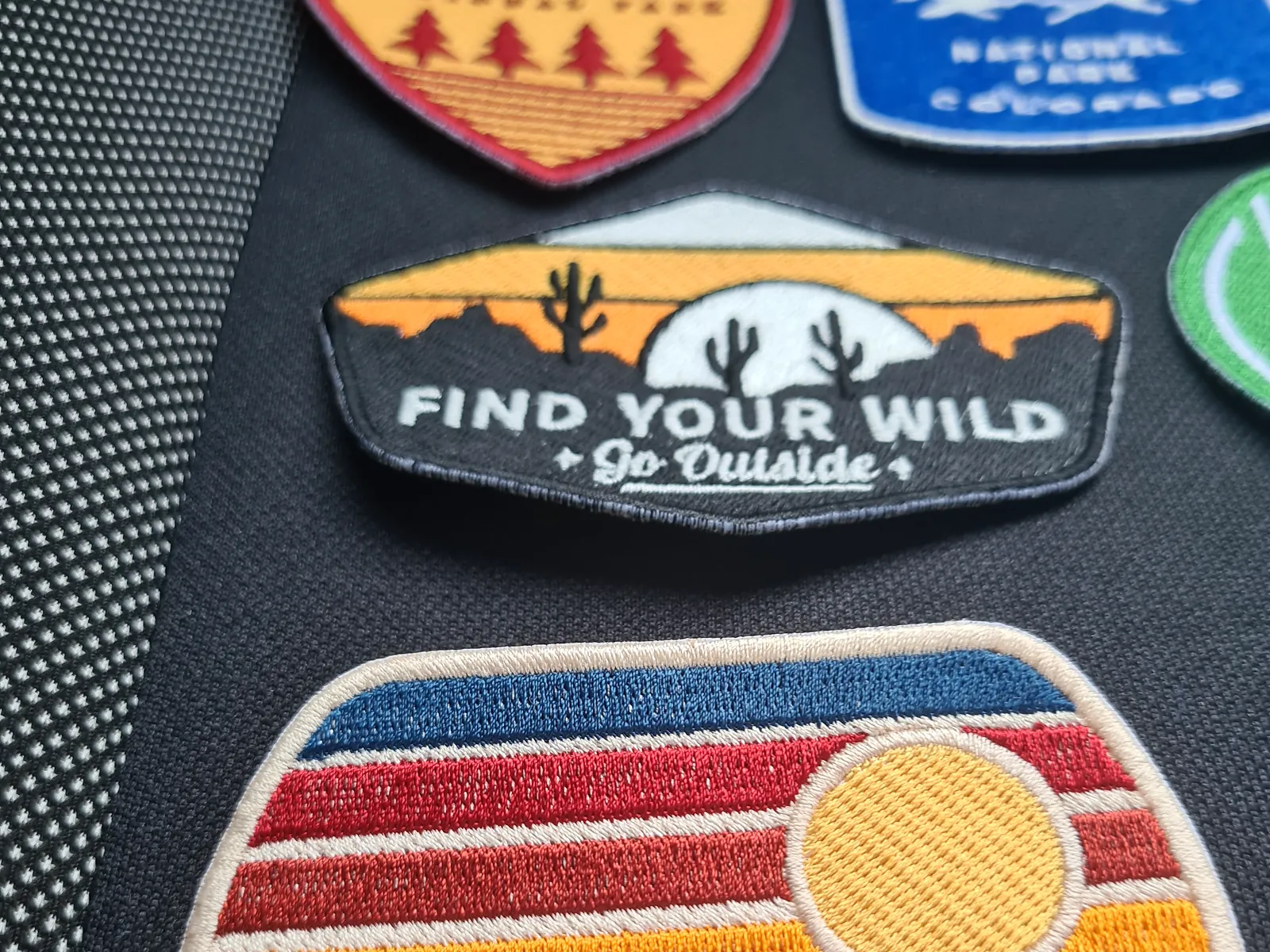 Színes Roadtrip és Yosemite témájú hímzett felvarrók.